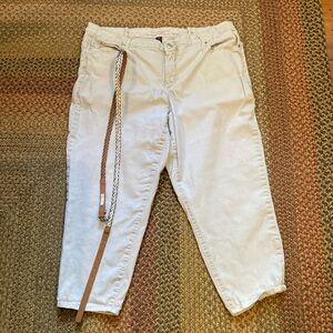 Gloria Vanderbilt white stretch crop jeans with belt, size 22W